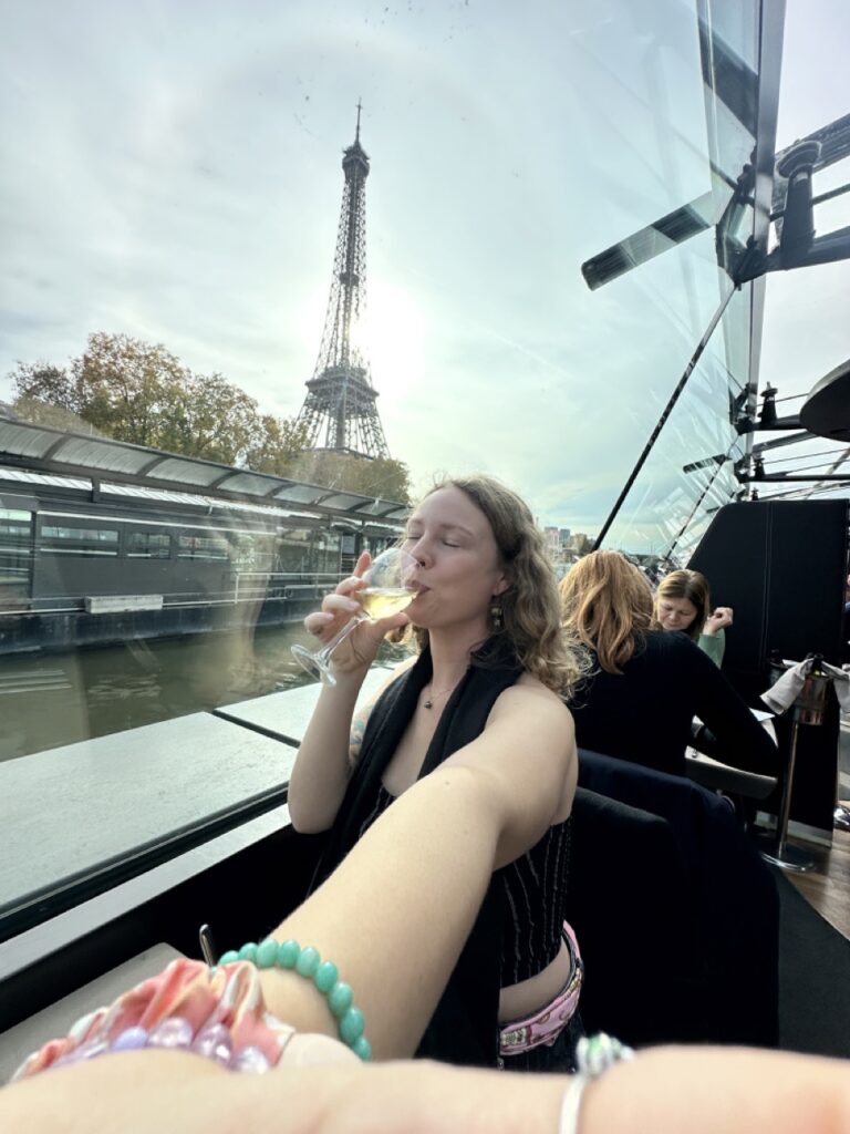 Drinking wine on thje Seine River Cruise in Paris 