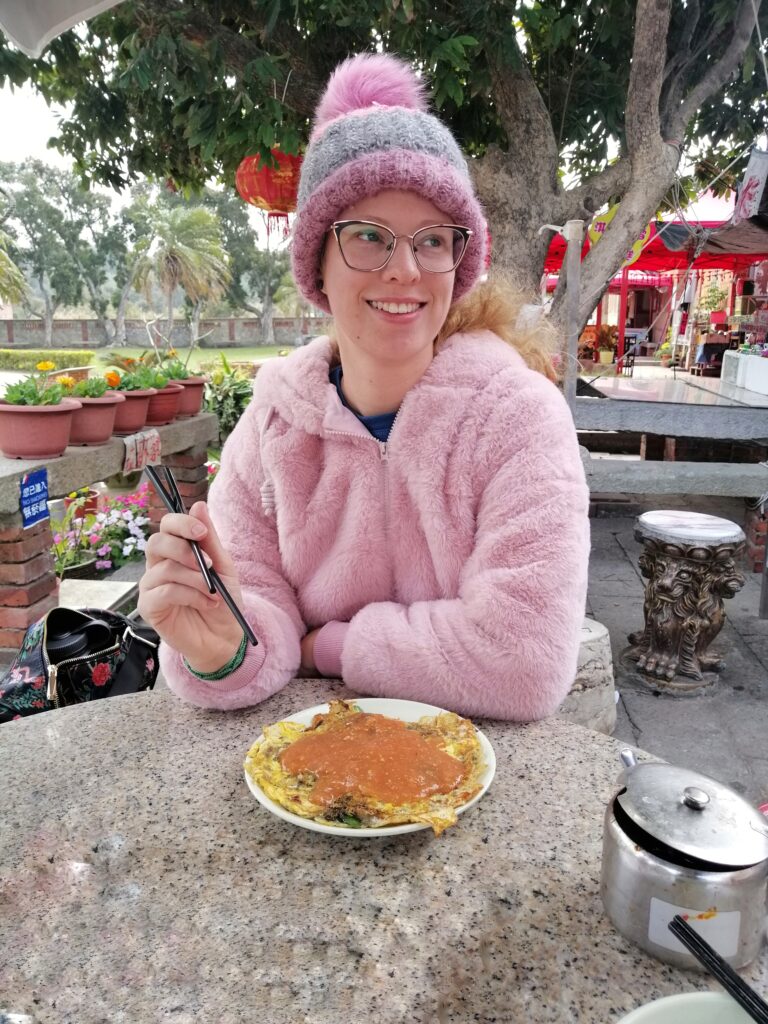 new taiwan english teacher in kinmen eating oyster omelet