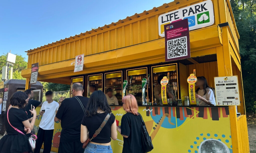 Life Park Istanbul Concert guide one of the bars serving drinks