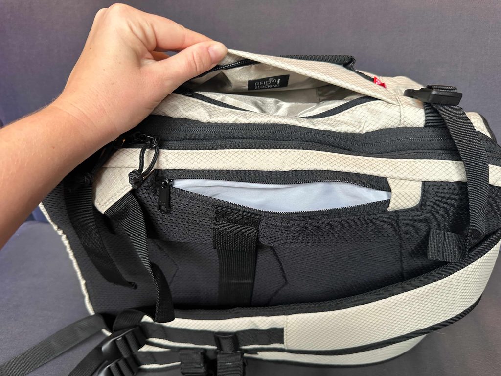 safety pockets and anti theft and frid protected pockets on bagsmart backpack