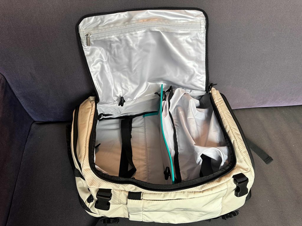 divider lifted inside Bagsmart Blast Pro 38 liter Review
