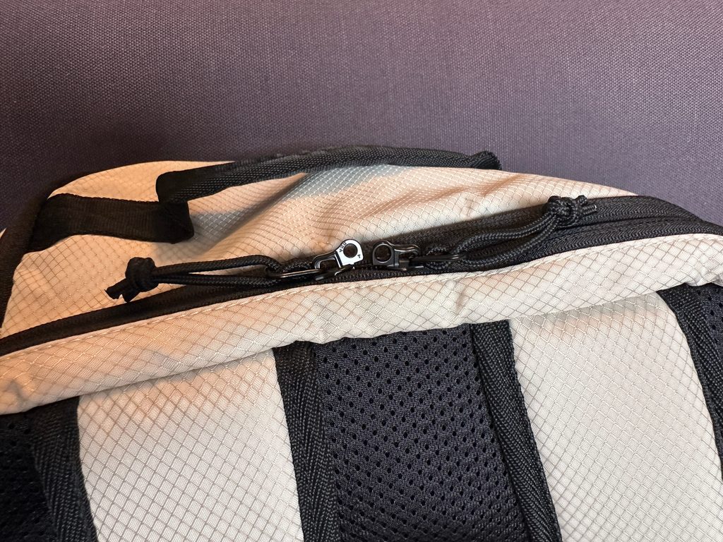lockable zippers on computer sleve on bagsmart blast pro travel bag