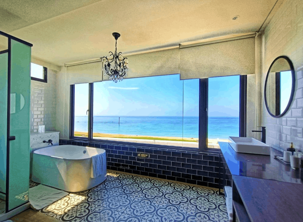 penghu hotel room with sea view and bathtub