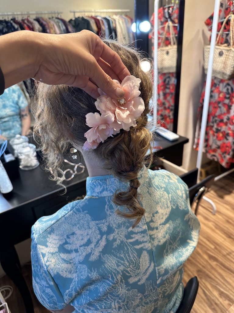 tourist wearing qipao in taiwan getting hair done