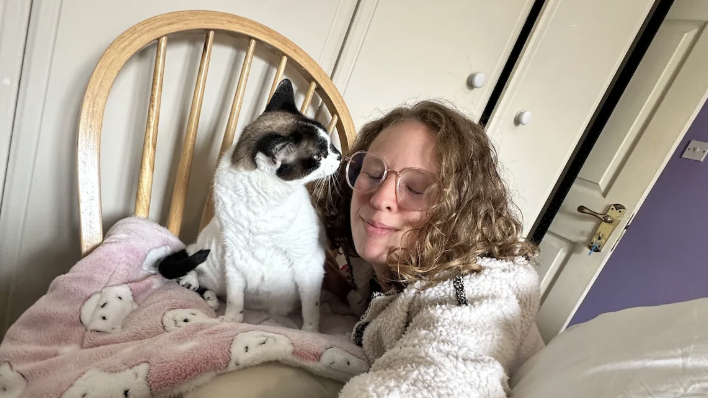 cat and person taking a selfie for a trustedhousesitters review