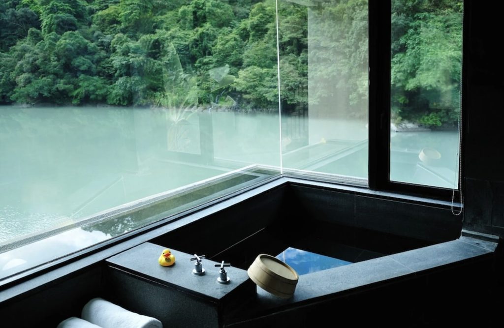Volando Urai in Wulai river view from soaking tub in room
